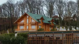 Украинские журналисты нашли поместье Виктора Януковича в Сочи. Дом поразительно похож на его бывшую резиденцию в Межигорье